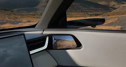 Mazda CX-6e belső tér digitális oldalsó tükör kijelzővel a műszerfalon