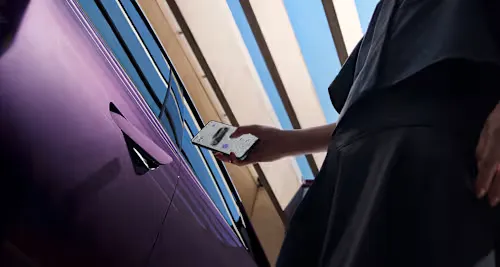 Mazda CX-6e elektromos SUV digitális kulcs funkcióval, okostelefonnal nyitott autóajtó