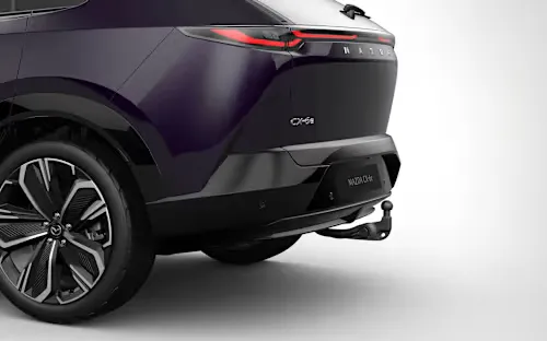Mazda CX-6e elektromos SUV hátsó rész vonóhoroggal és modern LED hátsó lámpákkal